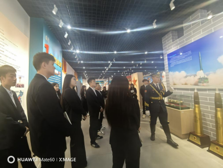 走进国防教育展室，厚植爱国强军情怀