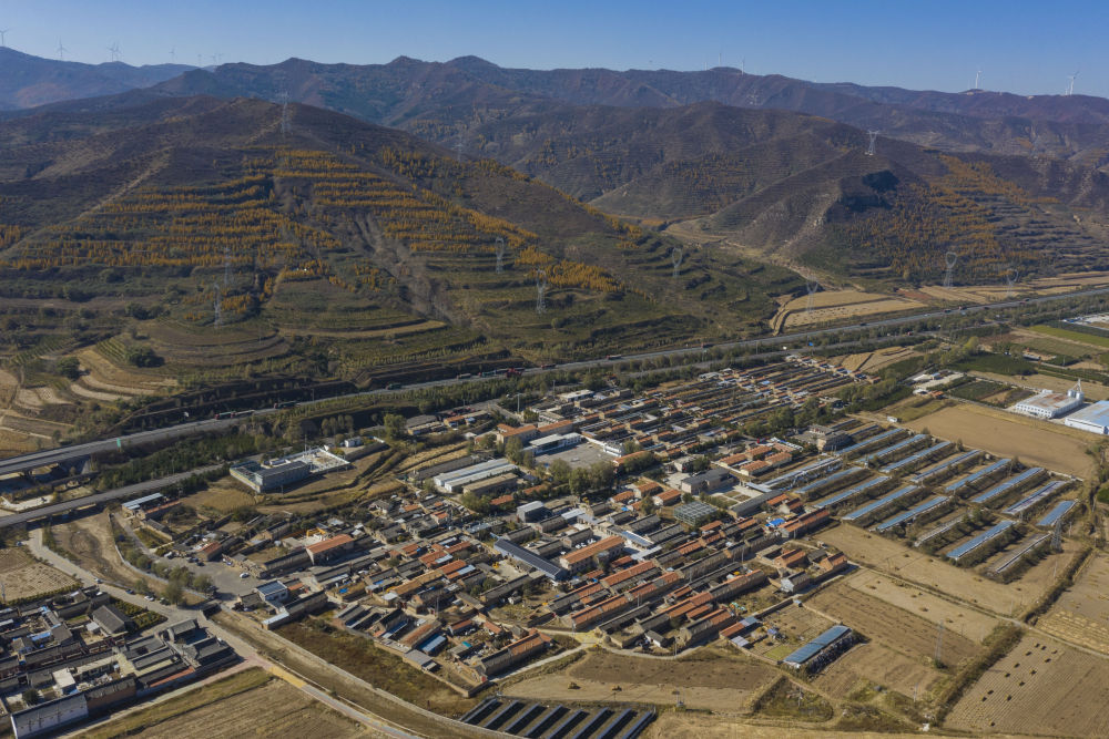 这是山西省忻州市岢岚县宋家沟村一角(无人机照片,2022年10月16日摄)。