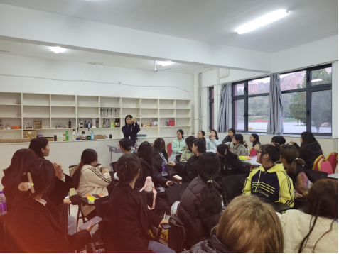 “摇”出精彩：酒店教研室开展鸡尾酒基础培训