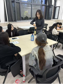 酒水服务实训室开启侍酒服务沉浸之旅